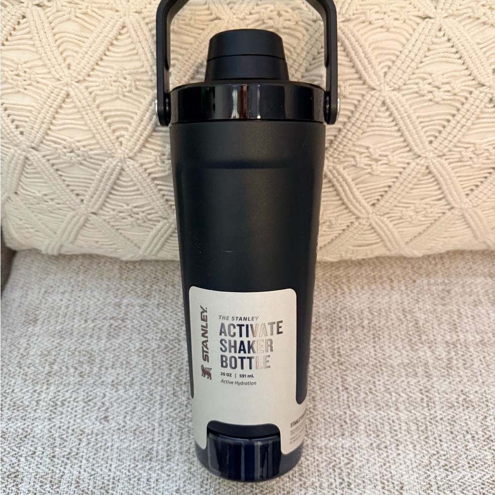 Stanley Activate Shaker Bottle - Black 20 oz BRAND NEW
